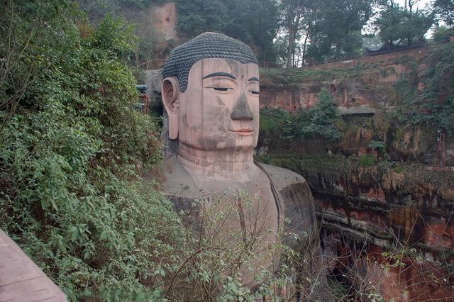 樂山大佛為何以屹立千年？又為何既不雙手合十也不打坐呢？