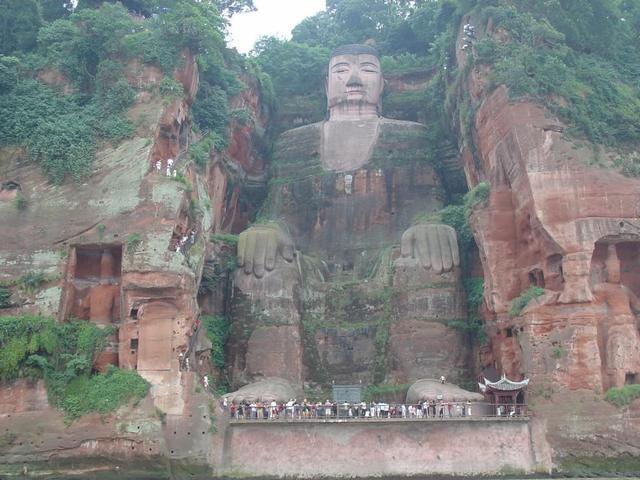 樂山大佛為何以屹立千年？又為何既不雙手合十也不打坐呢？