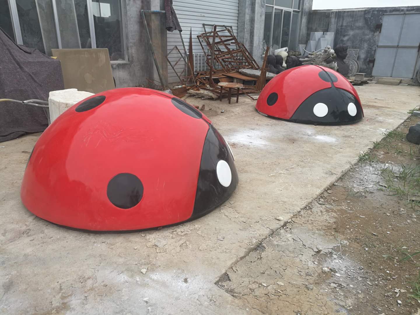 玻璃鋼七星瓢蟲雕塑完工(組圖)