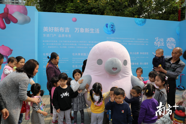 想要和萌萌噠的“鴨梨哥”見面嗎？快來布吉雕塑公益巡展吧
