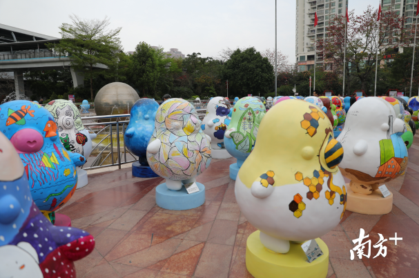 想要和萌萌噠的“鴨梨哥”見面嗎？快來布吉雕塑公益巡展吧